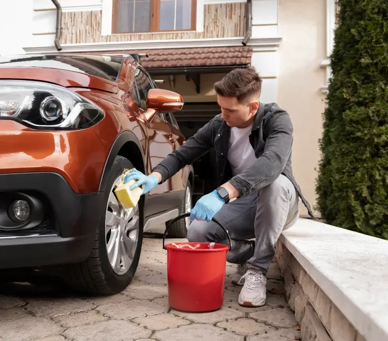 Lavage auto à domicile Plan-de-Cuques : professionnel intervenant sur un véhicule